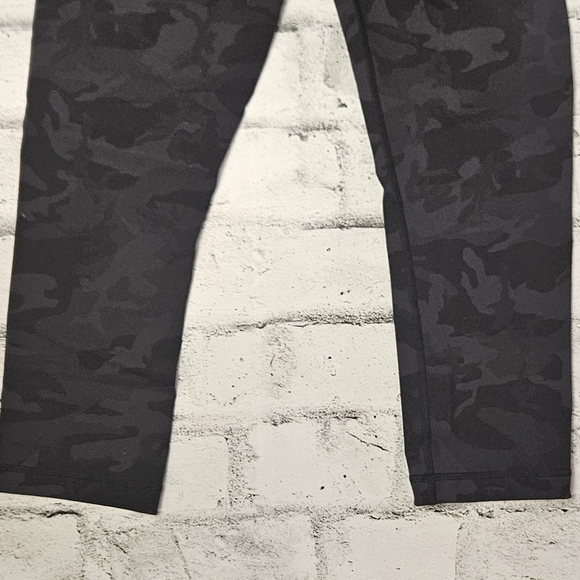 Lululemon Women's Black Camouflage Leggings - Picture 7 of 8